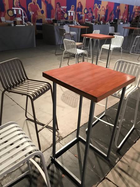 Location de mange debout plateau bois style industriel à Marseille et la région PACA