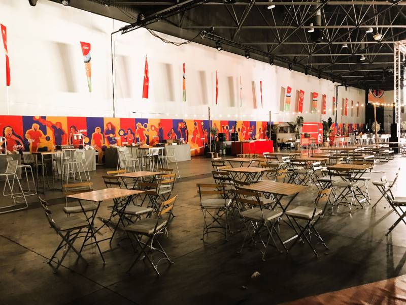 Location de la table lattes bois square à Marseille et dans la région PACA