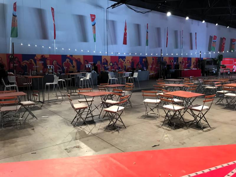 Location de chaise à lattes bois pliante style bistrot à Marseille et la région PACA