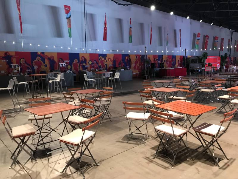 Location de la table lattes bois square à Marseille et dans la région PACA