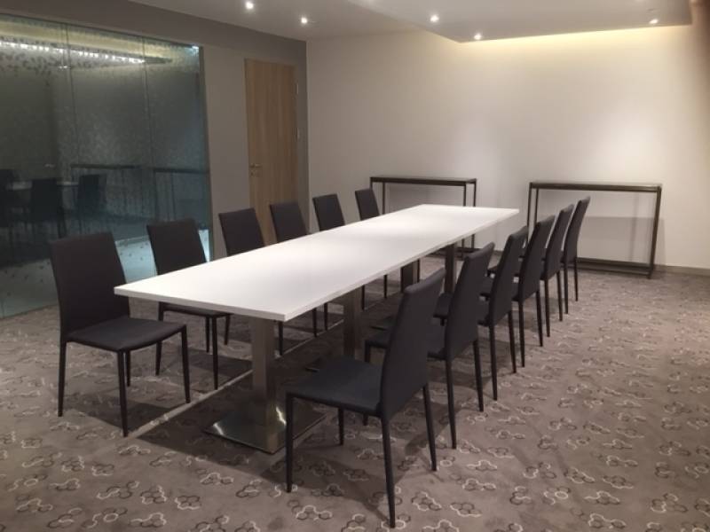 Location de table moderne pour congrès blanche sur Toulon et toute la région Sud