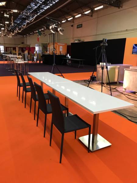 Location de table moderne pour congrès blanche sur Toulon et toute la région Sud
