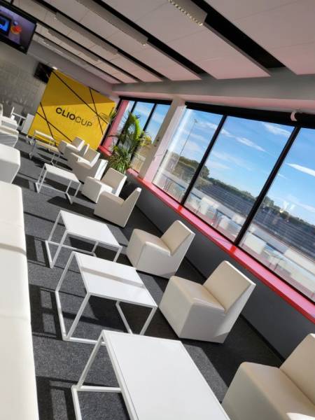 Location de table basse laquée blanche à Marseille et dans toute la région PACA