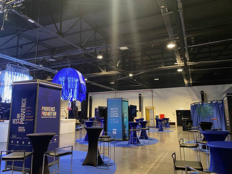 Location de mange debout houssé coloré à Marseille et la région PACA