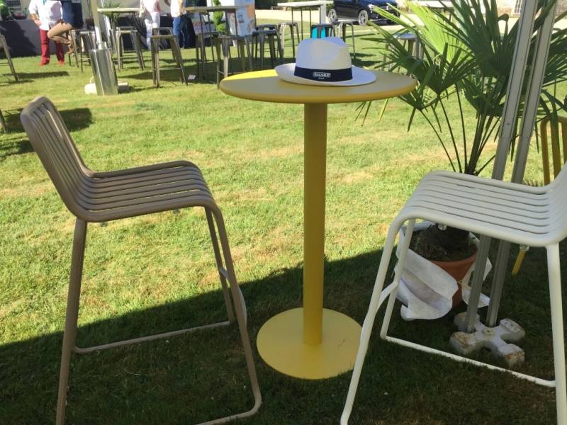 Location de mange debout d'extérieur original moutarde sur Montélimar et dans toute la région Sud