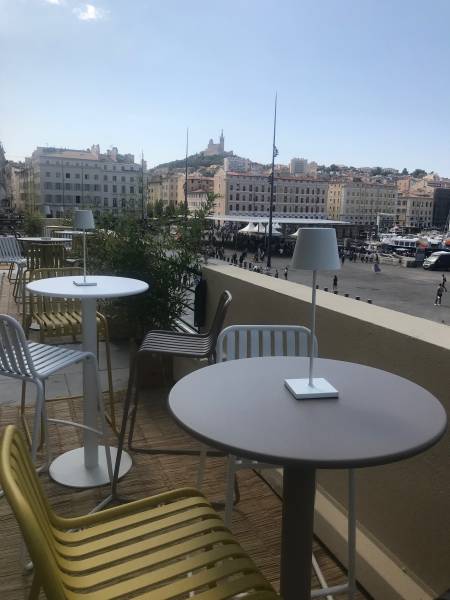 Location de mange debout d'extérieur original mastic sur Marseille et dans toute la région PACA