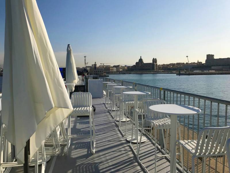 Location de mange debout d'extérieur original blanc sur Marseille et dans toute la région PACA