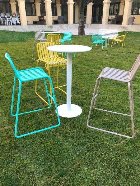 Location de tabouret haut d'extérieur original turquoise sur Marseille et dans toute la région PACA
