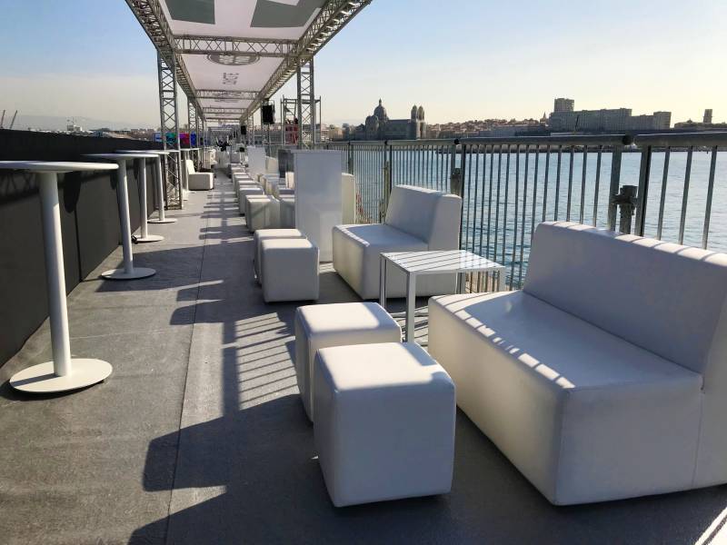 Location de pouf en simili cuir noir à Marseille et dans la région PACA