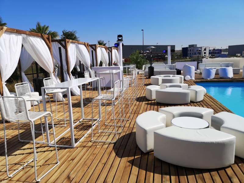 Location de banquette arrondie en simili cuir blanc à Marseille et dans la région PACA