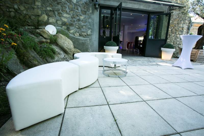 Location de banquette arrondie en simili cuir blanche à Marseille et dans la région PACA