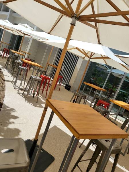 Location de tabouret haut style industriel rouge sur Marseille et dans toute la région PACA