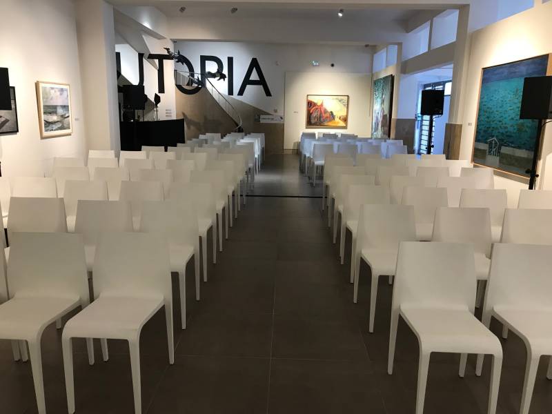 Location de chaise blanche élégante et épurée à Marseille et la région PACA