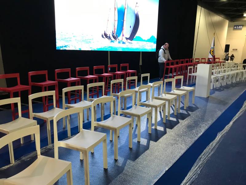 Location de chaise en matière recyclée rouge pour vos événements à Marseille et la région PACA