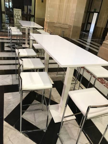 Location de mange debout au style moderne et son grand plateau laqué à Marseille et toute la France