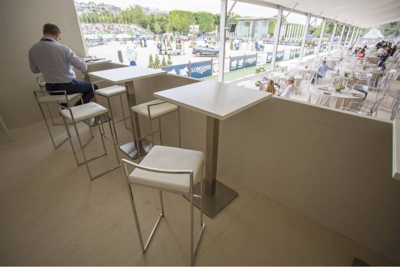 Location de tabouret haut avec assise simili cuir blanche sur Marseille et toute la région PACA