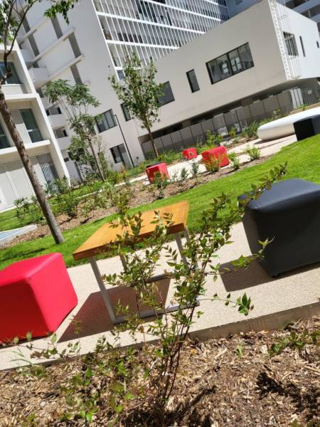 Table basse plateau bois au style industriel à Marseille et dans les Bouches-du-Rhône