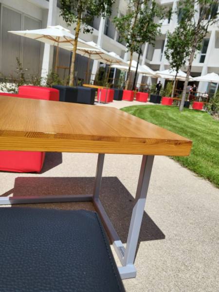 Table basse plateau bois au style industriel à Marseille et dans les Bouches-du-Rhône