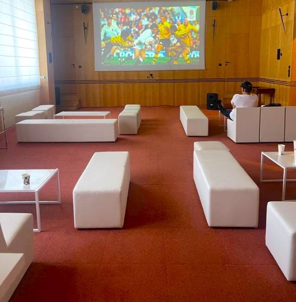 Location de banquette 2 places en simili cuir blanc à Marseille et dans la région PACA