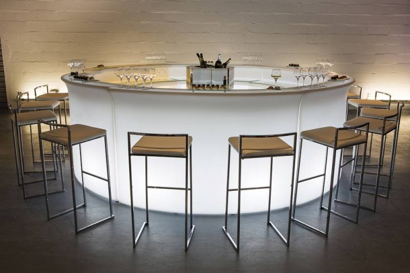 Location de bar break lumineux arrondi sur Marseille et la région PACA