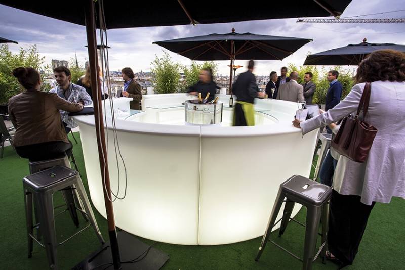 Location de bar break lumineux arrondi sur Marseille et la région PACA