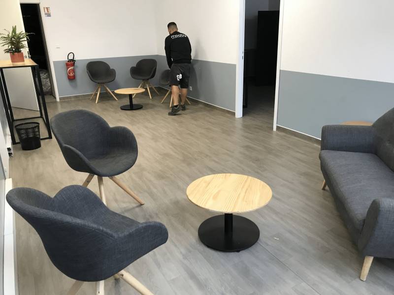Location de chaise scandinave et cosy grise pour présentation à Nice et la région Sud