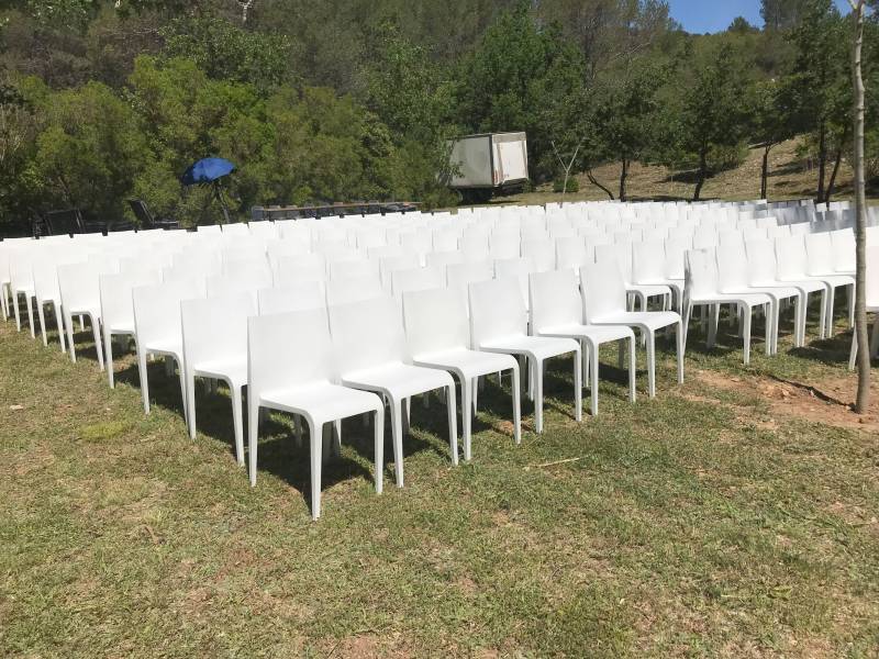 Location de chaise blanche élégante et épurée à Marseille et la région PACA