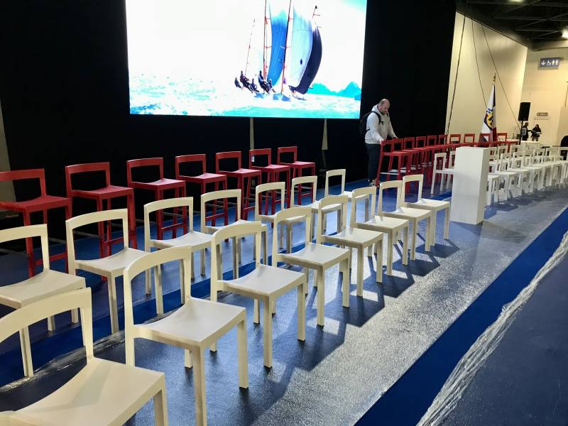 Rangées de chaises Poly bleues posées par nos professionnels pour un congrès à Marseille