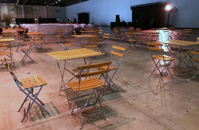 Location de chaise à lattes bois pliante style bistrot à Marseille et la région PACA