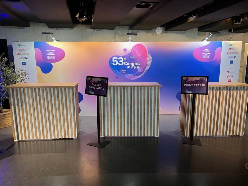 Location de banque d'accueil en bois à Marseille et la région Sud