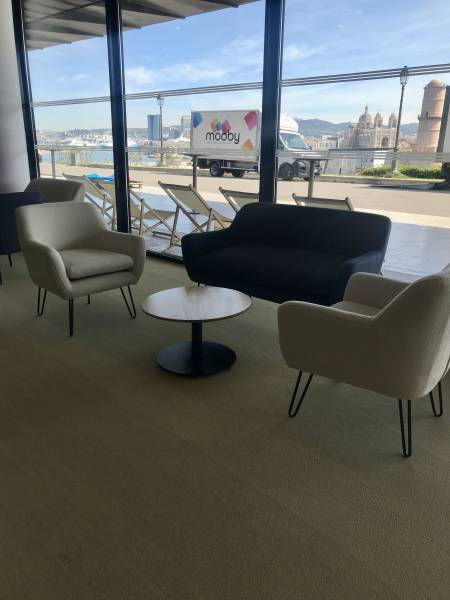 Location de fauteuil confortable beige à Marseille et dans la région PACA
