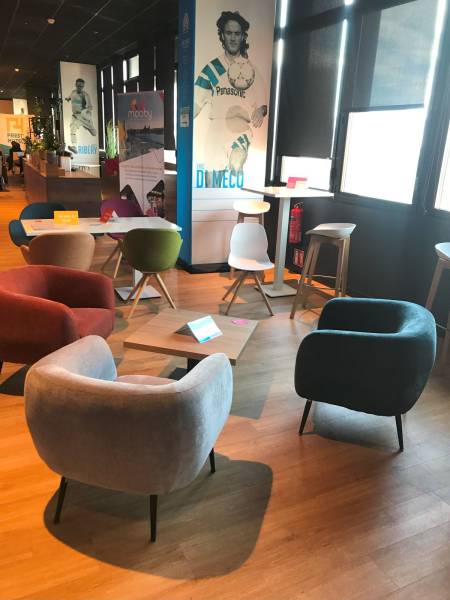 Location de table basse moderne noire disponible à Marseille et dans la Région PACA