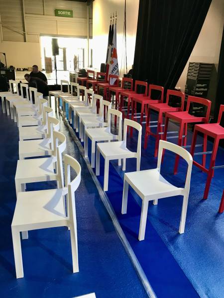 Mobilier éco-conçu Mooby : chaise Poly bleue recyclée pour aménagement de stand à Avignon