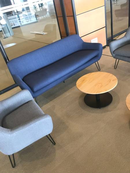 Location de canapé 3 places confortable en tissu gris à Marseille et dans la région PACA