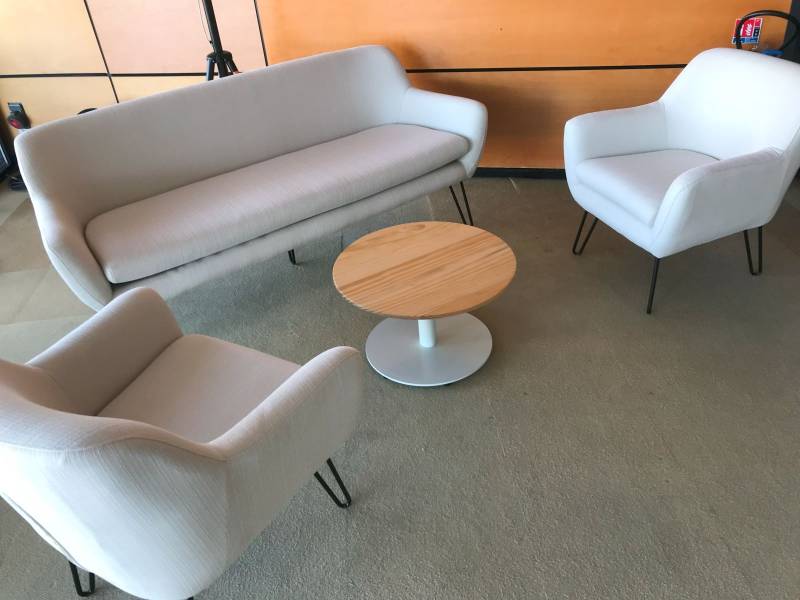 Location de canapé 3 places confortable en tissu gris à Marseille et dans la région PACA