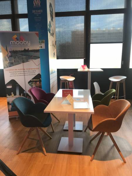 Location de chaise scandinave et cosy verte pour présentation à Marseille et la région PACA