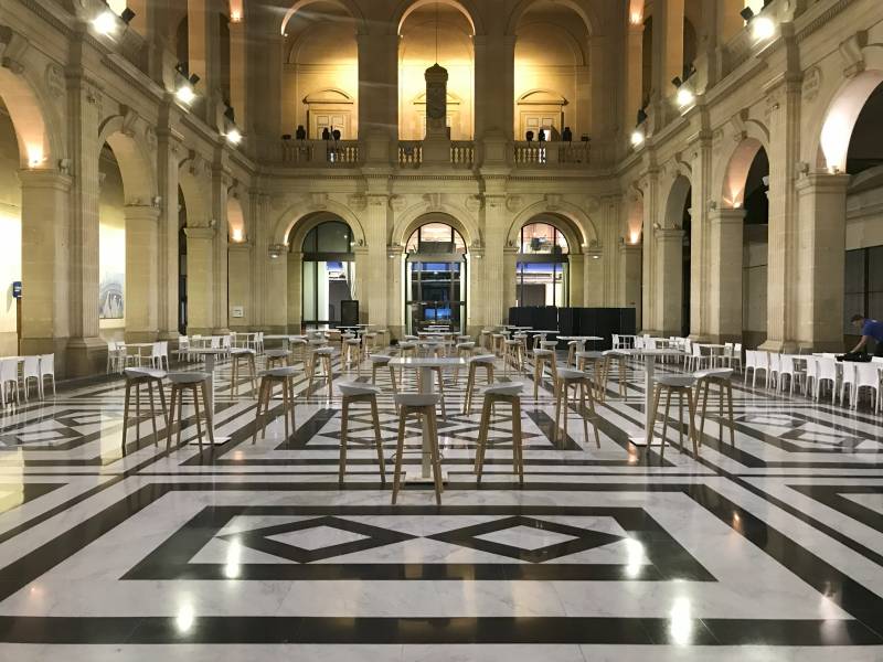 Location de tabouret haut Scandinave blanc à Marseille et dans la région PACA