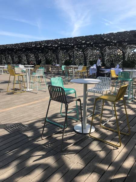 Location de tabouret haut d'extérieur original blanc sur Marseille et dans toute la région PACA