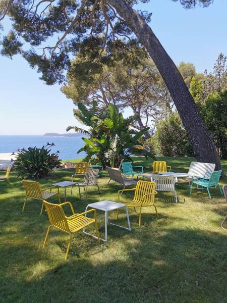 Location de fauteuil original et esthétique turquoise sur Marseille et dans toute la région PACA