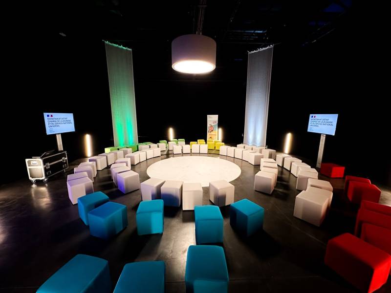 Aménagement de mobilier pour la cérémonie de clôture du XVI International Tool Fair à Marseille