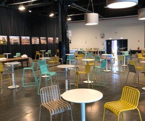 Installation de mobilier et décoration à la Friche Belle de Mai par notre agence à Marseille