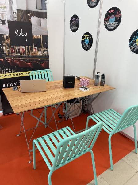 Location de la table lattes bois square à Marseille et dans la région PACA