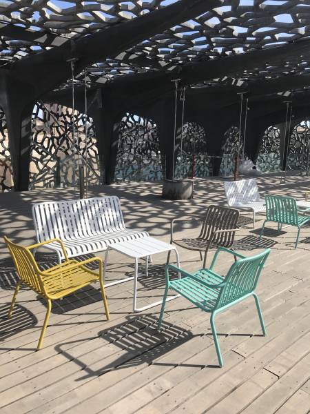 Location de table basse original d'extérieur à Marseille et dans les Bouches-du-Rhône