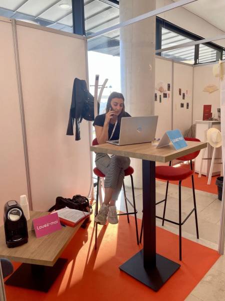 Location de table basse moderne noire disponible à Marseille et dans la Région PACA