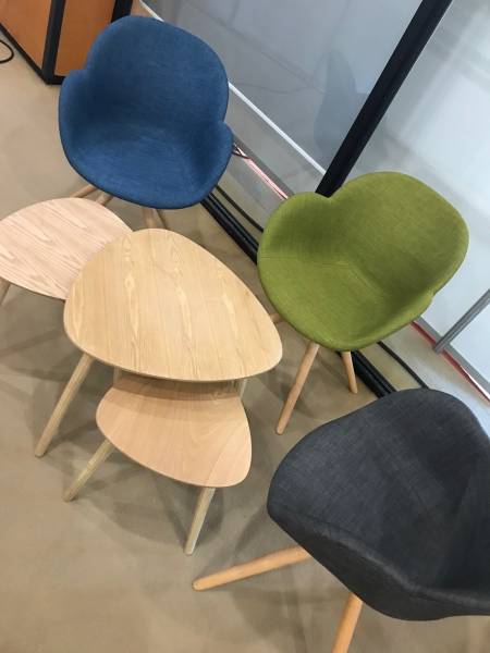 Location de chaise scandinave et cosy verte pour présentation à Marseille et la région PACA