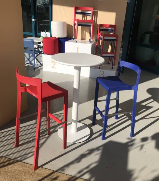 Location de tabouret haut en matière recyclée Poly rouge sur Marseille et la région PACA