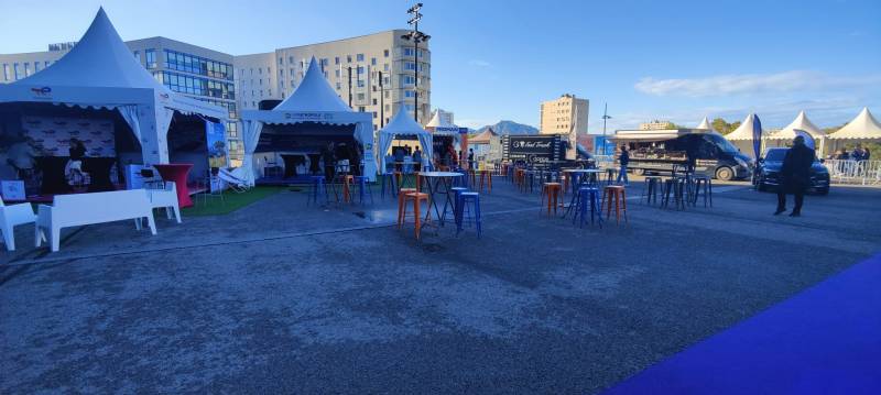 Location de tabouret haut style industriel bleu sur Marseille et dans toute la région PACA