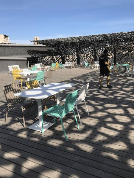 Location de chaise d'extérieur tendance jaune à Marseille et dans la région PACA