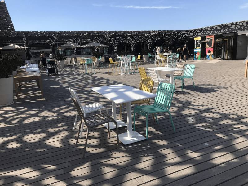 Location de chaise d'extérieur tendance jaune à Marseille et dans la région PACA