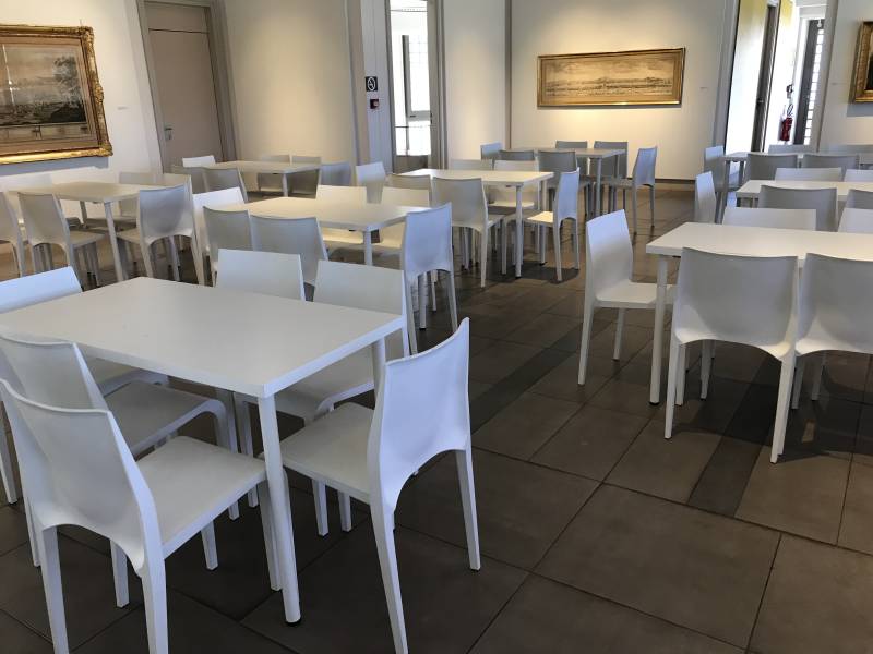 Location de table de bureau pour stand à Marseille et dans la région PACA